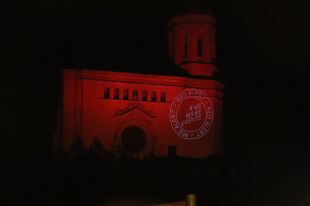 Una desena d'edificis emblemàtics gironins es tenyeixen de vermell en una nova protesta de Red Alert