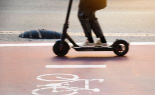 Condueix begut un patinet elèctric i pateix un accident a Figueres