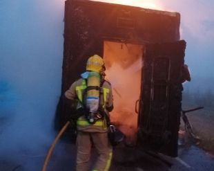 Calcinat un camió que s'ha incendiat al polígon Can Puigtió de Maçanet de la Selva