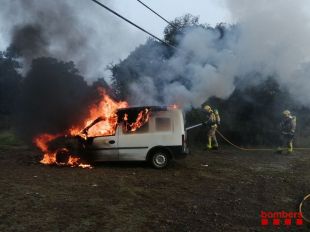 Crema una furgoneta en una zona forestal de Maçanet de la Selva