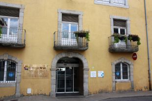 Traslladen a l'antic hospital de Puigcerdà onze residents del sociosanitari per fer quarantena