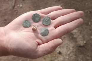 Troben 33 monedes de primera meitat del segle XIV al castell de Montsoriu d'Arbúcies