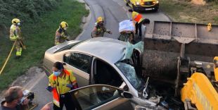 Ferit crític el conductor d'un cotxe que ha topat contra una excavadora a Breda