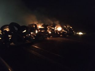 Talls a dues carreteres gironines per crema de pneumàtics en l'aniversari de l'1-O