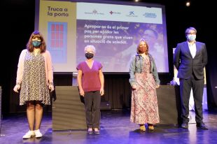 Girona, la Fundació 'la Caixa' i Creu Roja engeguen la iniciativa 'Truca a la porta' per detectar persones grans soles