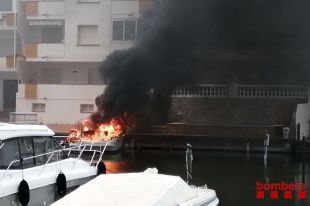 Un home ferit greu per l'explosió d'una embarcació al Port Alegre d'Empuriabrava