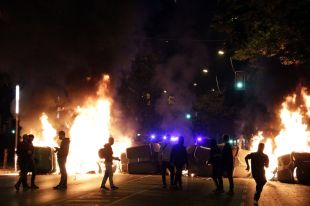 Els Mossos dispersen la manifestació de Girona que acaba amb un detingut i diversos contenidors cremats