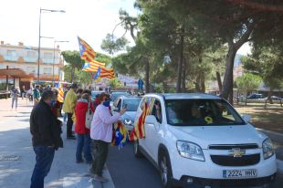 Més de 300 cotxes creuen Catalunya fins Argelers per reivindicar el paper dels exiliats i recordar l'1-O