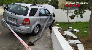 Denunciat un conductor begut que va topar contra el mur d'una casa a l'Alt Empordà