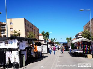 Un conductor agredeix a punta de pistola un marxant al mercat de Palamós