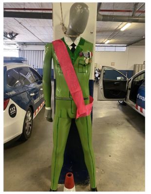 Els Mossos investiguen quin agent ha fet una foto en una comissaria a un ninot del Rei retirat d'un radar