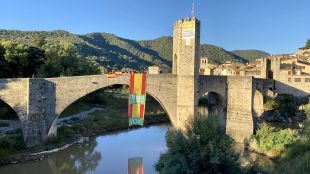 Militants de Vox despleguen bandera espanyola de grans dimensions al Pont Vell de Besalú