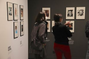 El Museu del Cinema de Girona recorda els actors més icònics de Hollywood en una mostra fotogràfica