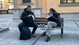 Terrasses buides i bancs plens de gent esmorzant a Girona en el primer dia de tancament de bars i restaurants 