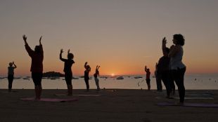Els adolescents de Tossa fan ioga a la platja com a eina de socialització durant la covid-19