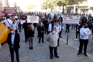Centenars de treballadors i empresaris de l'hostaleria i l'estètica gironines protesten al carrer