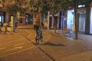 El toc de queda buida els carrers de Girona on només s'hi veuen repartidors de menjar a domicili