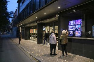 Els cines Albèniz reben els darrers espectadors abans de tancar fins el gener per les pèrdues que té