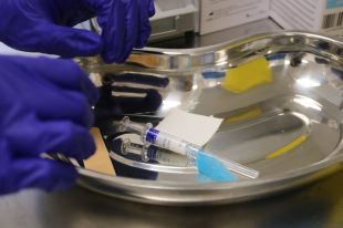 La vacuna d'Oxford contra la covid-19 produeix una resposta immunològica sòlida en gent gran