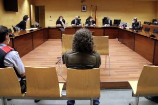 Absolt l'acusat d'agafar la targeta a un amic quan dormia i treure 1.510 euros a caixers de Blanes 