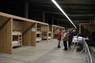 Una vintena de sensesostre passen la primera nit al Palau de Fires de Girona
