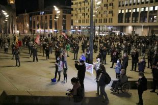 Unes 300 persones es concentren a Girona contra l'operatiu de la Guàrdia Civil
