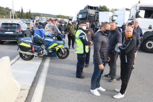 Els firaries bloquegen els accessos al Voló per la suspensió de les fires imposada a França