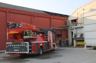 Un incendi crema la planta superior d'un magatzem de fruita a Bordils