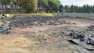 Cremen un centenar de contenidors en desús a Calonge després d'una bretolada