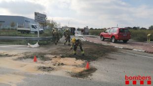 Bolca un camió a la sortida del polígon del Far d'Empordà i genera una fuita de gasoil