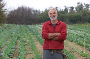 Uns pagesos gironins s'ajunten per fer arribar producte ecològic a les petites botigues dels pobles