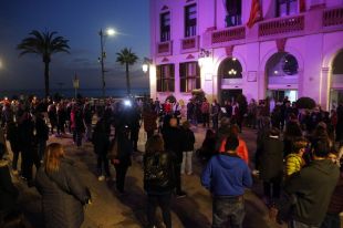 Barreja d'emocions en el minut de silenci a Lloret de Mar per condemnar el crim