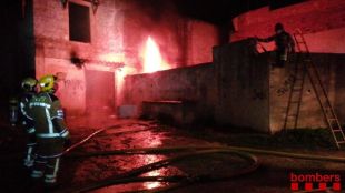 Crema una nau abandonada que servia de llar a uns ocupes a Roses
