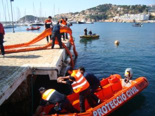 Simulacre de vessament de gasolina al Club Nàutic de Sant Feliu de Guíxols