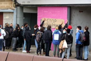 Desnonat un pis de Girona que s'autogestiona com a espai d'acollida per a migrants sensepapers