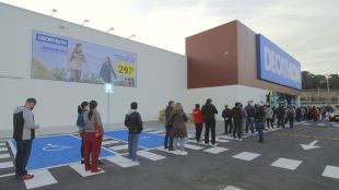 Decathlon obre la seva botiga a Blanes entre llargues cues