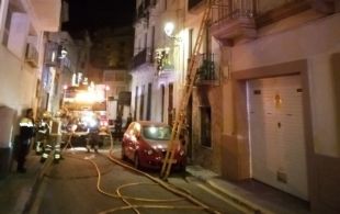 Tres persones salven la vida en un incendi a Sant Feliu de Guíxols enfilant-se a la teulada d'un edifici