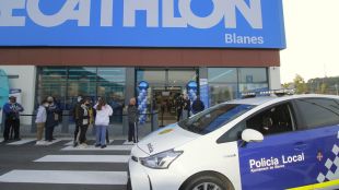 Desenes de sancions per saltar-se el confinament municipal anant a la nova botiga Decathlon de Blanes