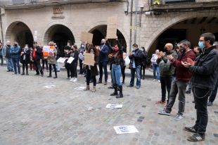 Protesta dels autònoms davant l'Ajuntament de Girona contra les restriccions