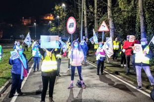 Tallen l'avinguda Sant Jordi d'Olot per reclamar restringir el pas de camions de gran tonatge