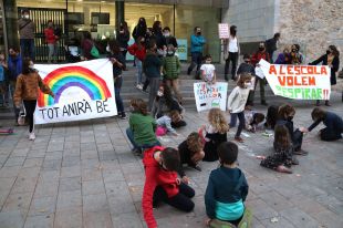 Un centenar de persones es concentren a Girona en contra de l'ús de mascaretes a l'aula 
