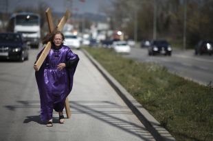 Una dona demana justícia pel seu fill atropellat passejant-se amb una túnica i una creu
