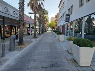El confinament de cap de setmana deixa una imatge inèdita a Platja d'Aro amb els comerços tancats