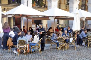El Procicat podria deixar servir sopars a les terrasses i ''suavitzar'' el toc de queda