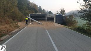 Bolca un camió carregat de pinso i talla la GI-555 a Massanes
