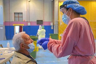 Empitjoren notablement els indicadors de la pandèmia malgrat l'avenç de la vacunació