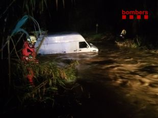 Rescaten un home que s'havia quedat atrapat a dins de la seva furgoneta en un rec de Vilobí d'Onyar