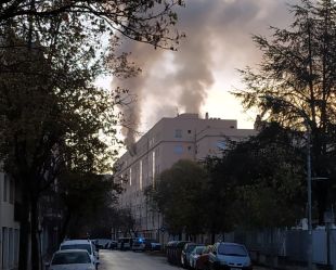 Dos ferits i 14 desallotjats per l'incendi d'un habitatge al centre de Girona