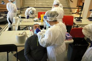 Es confirma el canvi de tendència i els indicadors pandèmics empitjoren