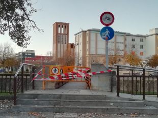 Girona mesura la càrrega a la passarel·la de la Font del Rei, tancada fa un any i mig